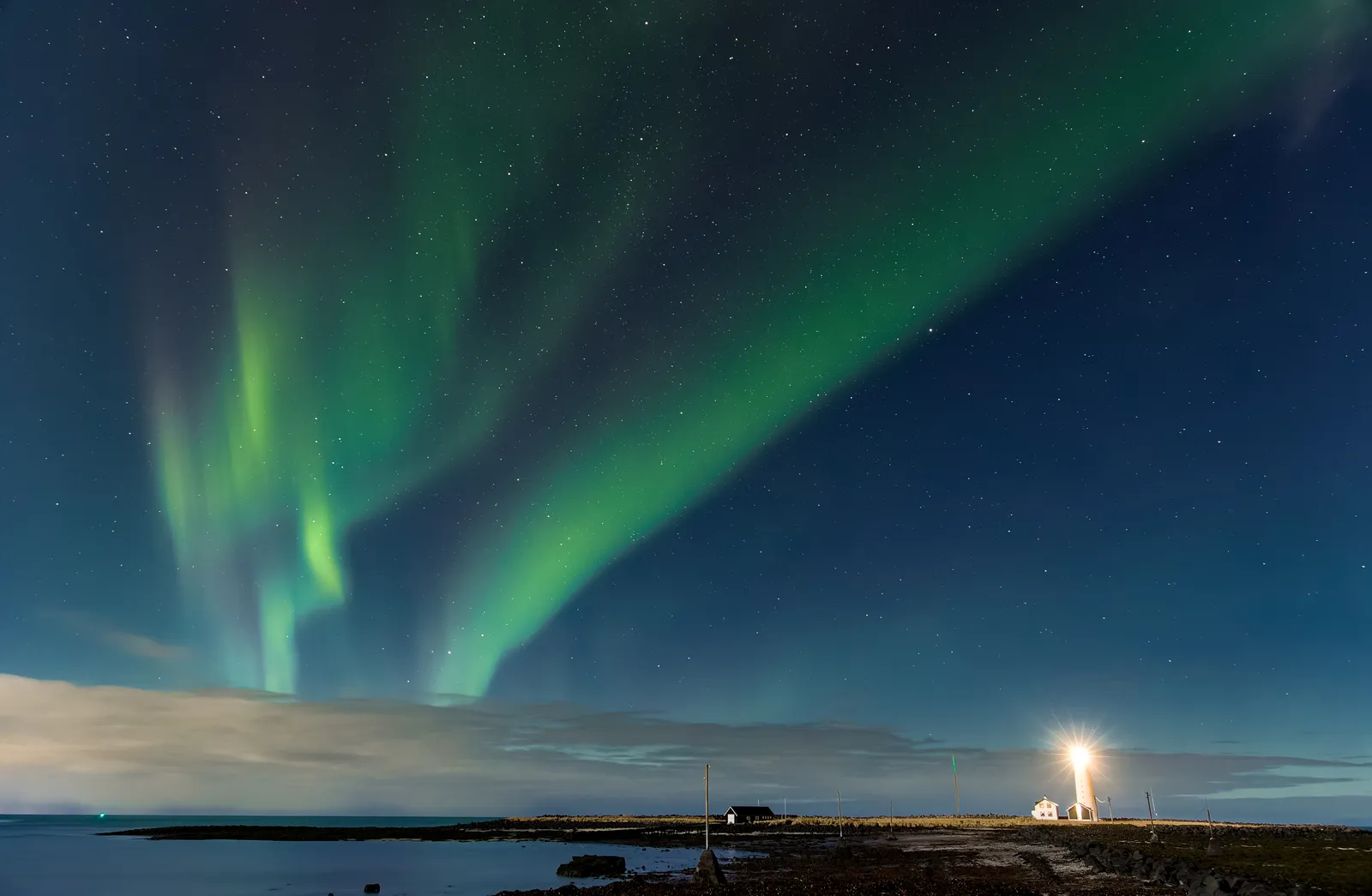 Polarlicht über dem Leuchtturm Grótta auf der Halbinsel Seltjarnarnes bei Reykjavík