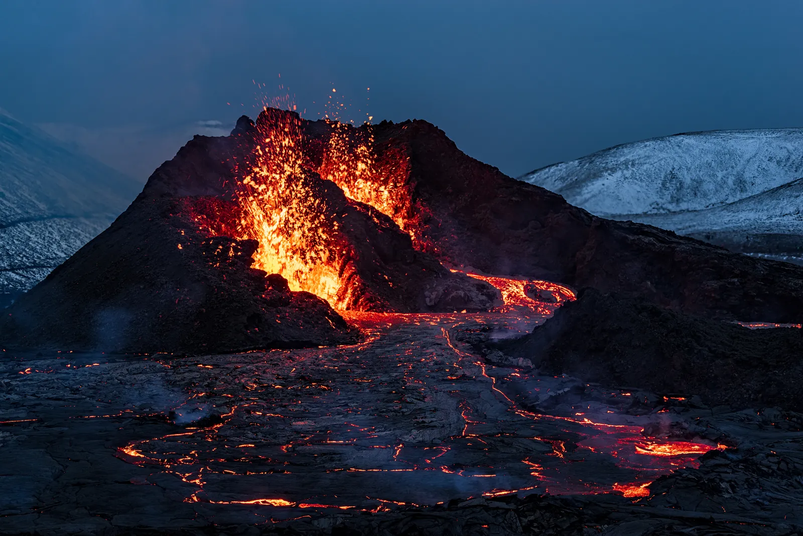 Éruption du Fagradalsfjall de nuit sur la péninsule de Reykjanes — annoncée par des semaines d'essaims sismiques