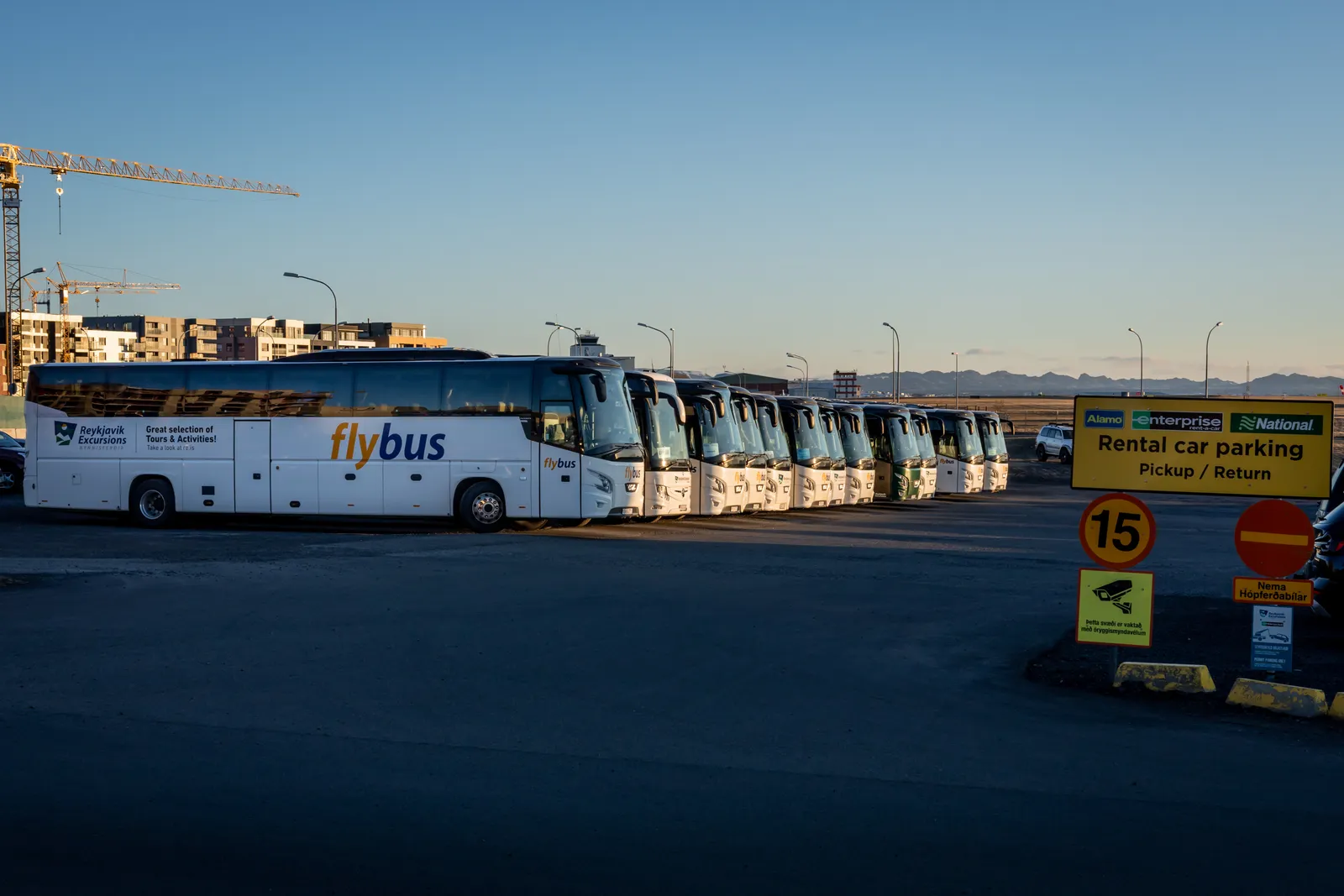 Flybus-Busse am Flughafen Keflavík aufgereiht — die Abfahrten sind auf jeden ankommenden Flug abgestimmt