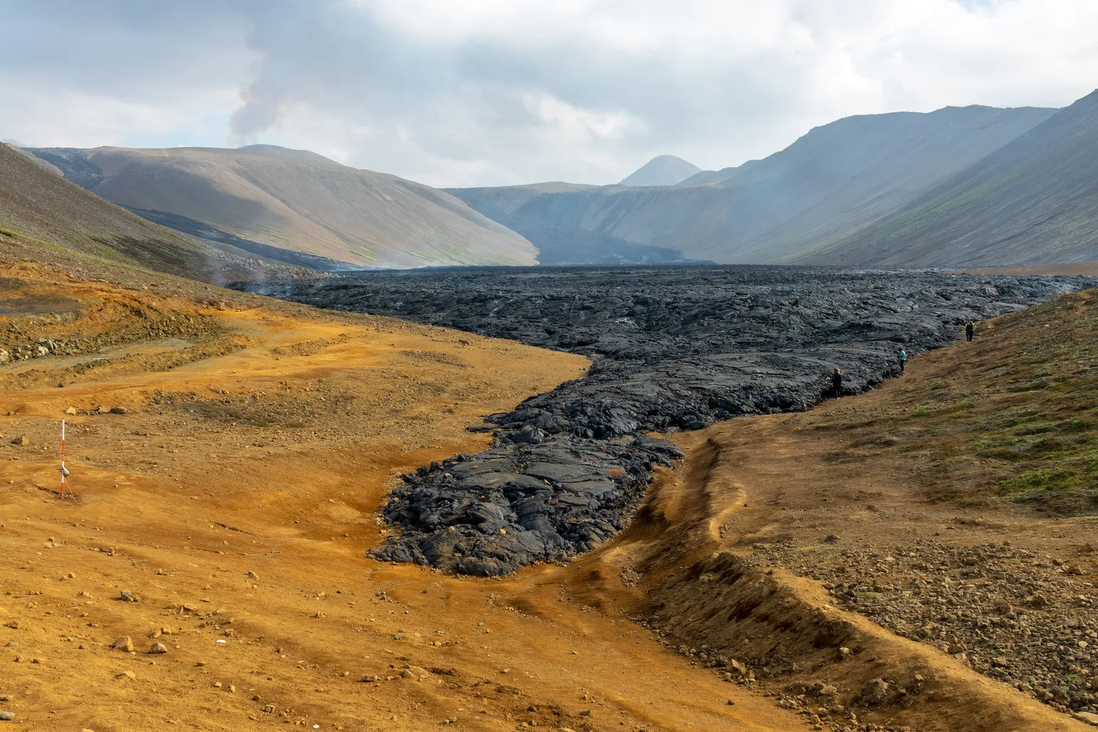 La coulée de lave refroidie de Geldingadalir qui remplit la vallée de Fagradalsfjall — roche liquide il y a trois à cinq ans, aujourd'hui un itinéraire de randonnée balisé