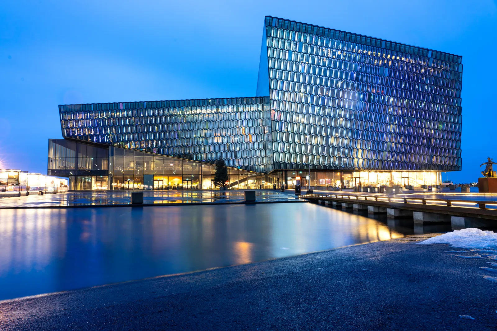 Harpa Concert Hall durante l'ora blu sul lungomare di Reykjavík — sede di Volcano Express al piano K2