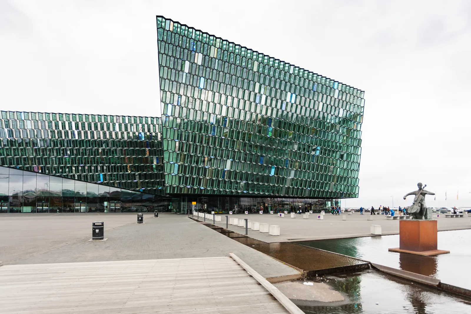 L'arrivo sul lungomare verso Harpa Concert Hall — il punto di sosta delle navette delle compagnie di crociera da Skarfabakki