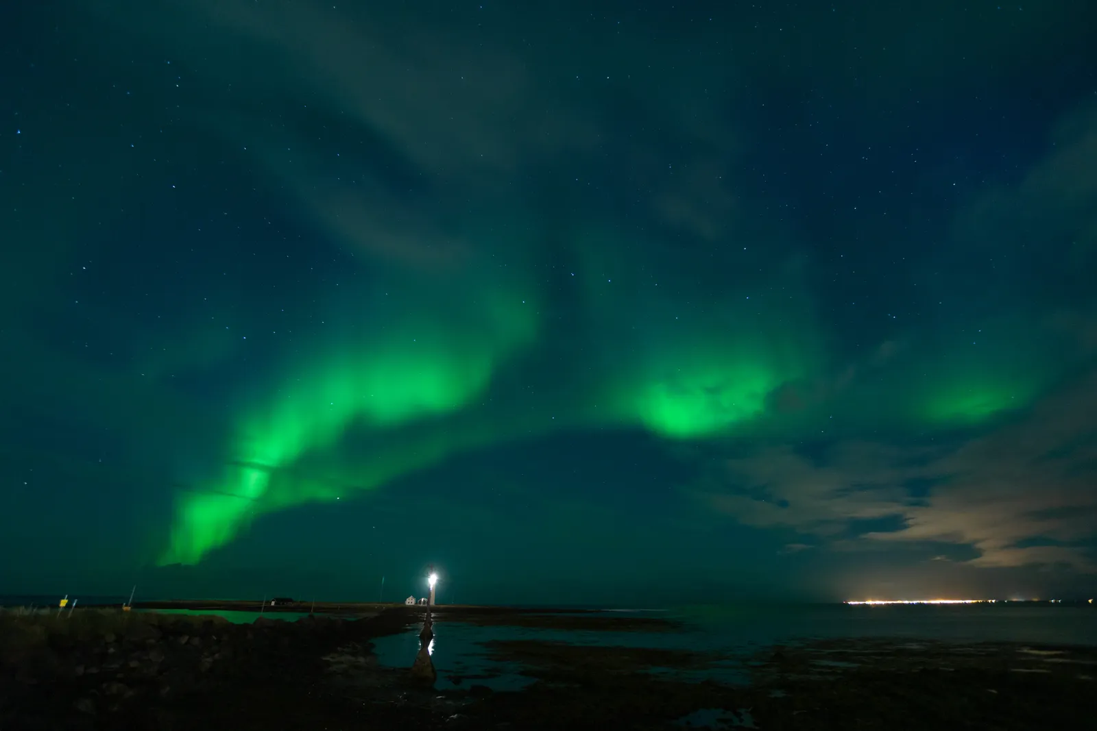 Nordlichter über der Küste bei Reykjavík in einer klaren Nacht