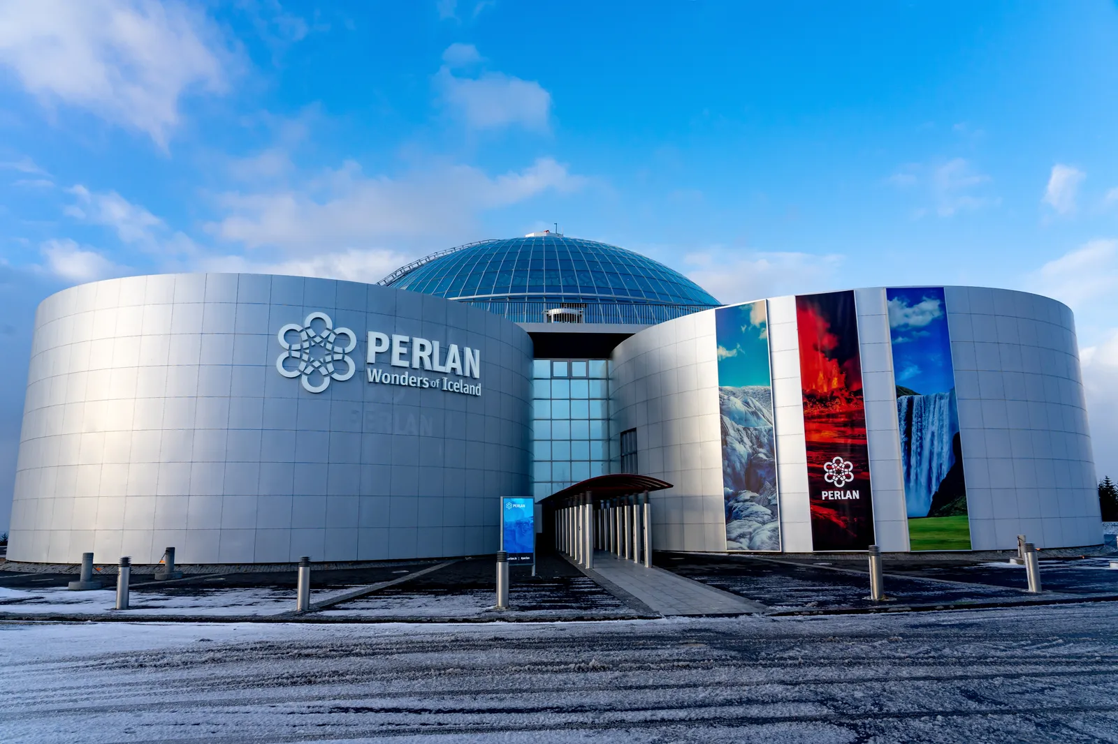 Il Perlan sulla collina di Öskjuhlíð — il più ampio museo di scienze naturali di Reykjavík, con una vera grotta di ghiaccio indoor
