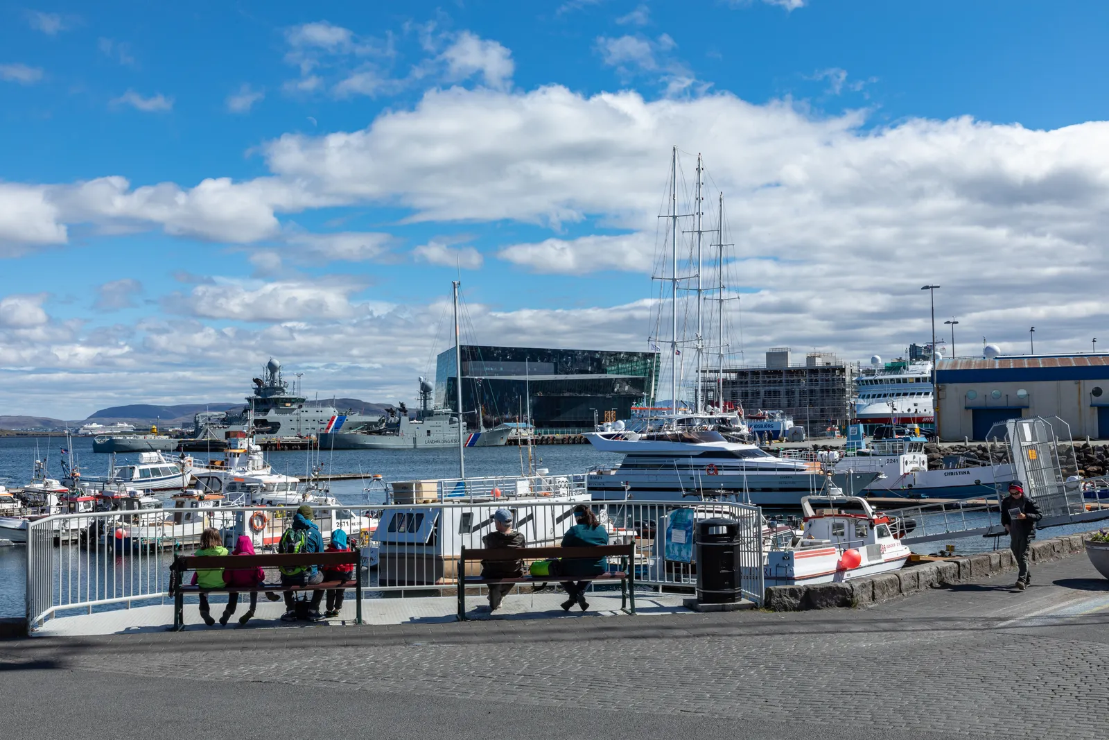 Il Vecchio Porto di Reykjavík presso l'ormeggio di Miðbakki — barche per il whale watching e la Harpa Concert Hall a 5 minuti a piedi