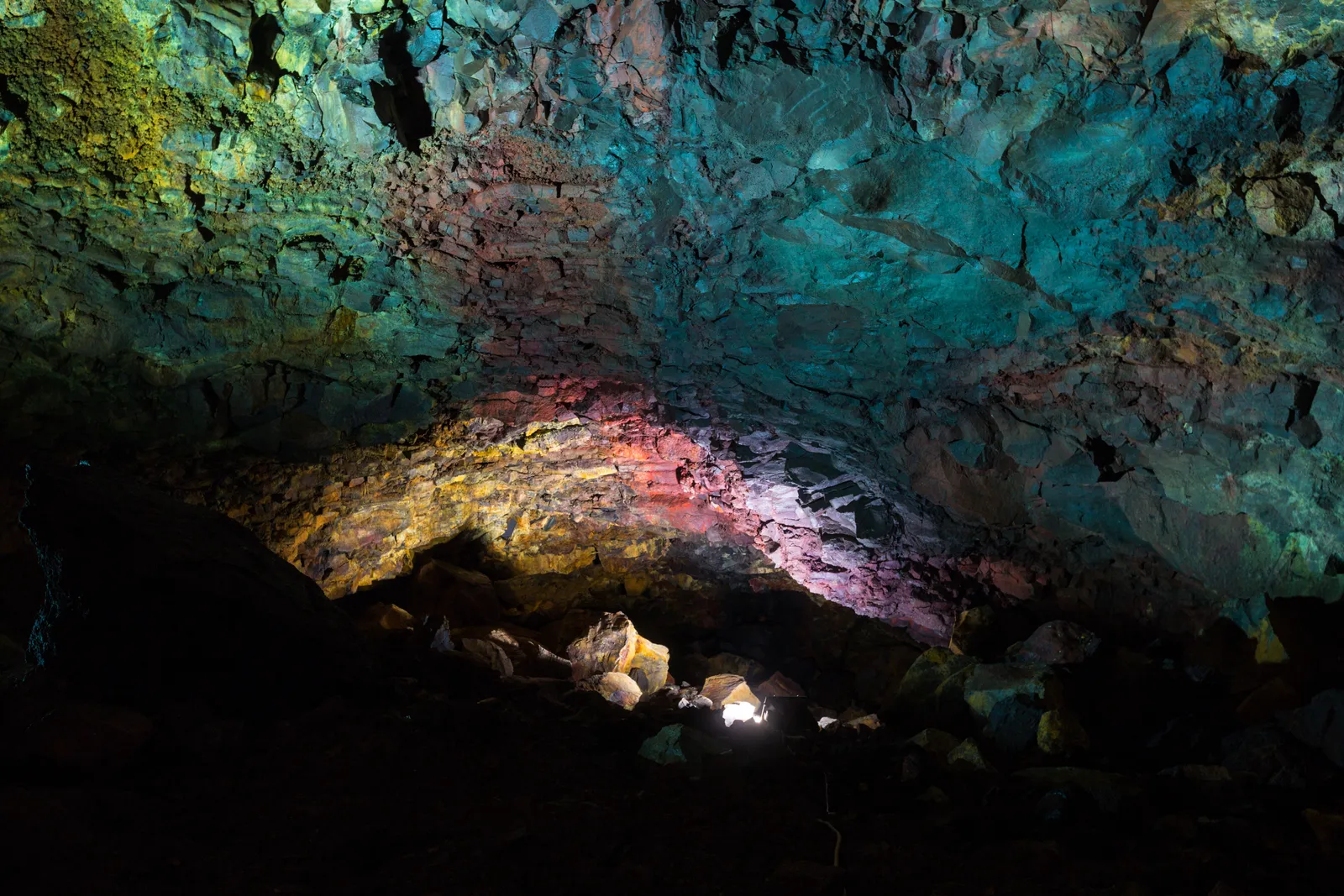 À l'intérieur de la chambre magmatique vidée de Þríhnjúkagígur — des couleurs minérales sur des parois qui renfermaient autrefois de la roche en fusion